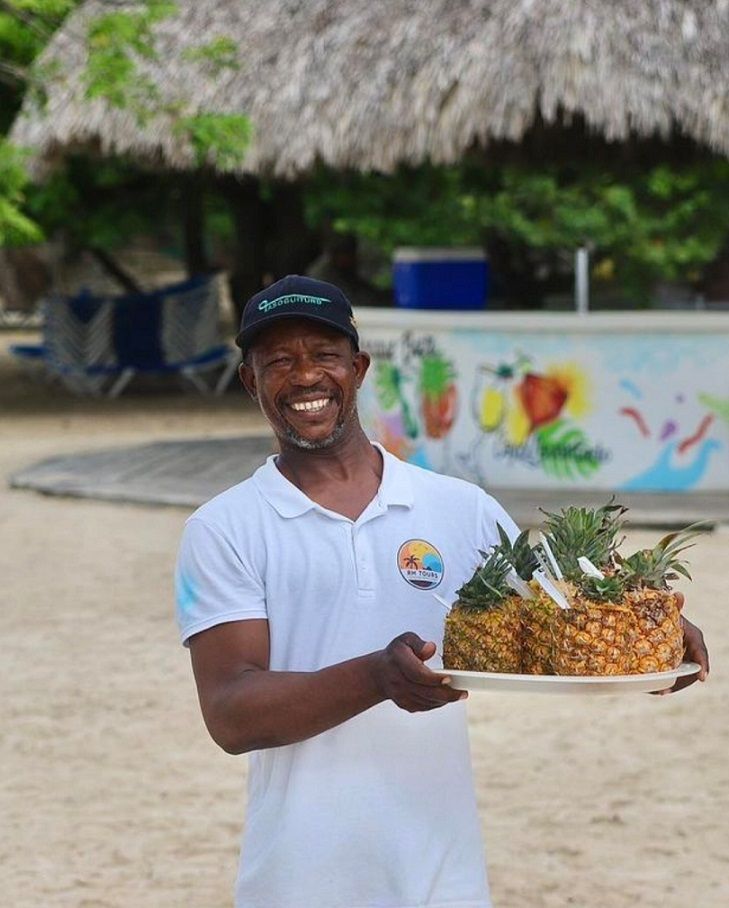 guia sirviendo piña colada en la isla
