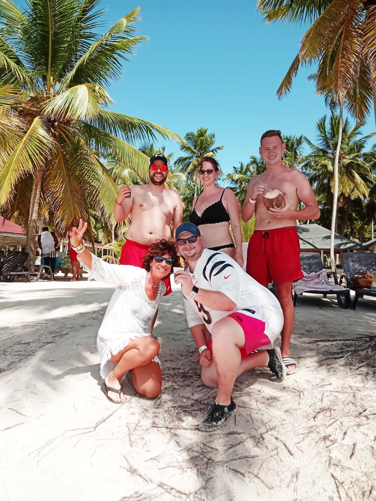 Excursión catamaran 1 grupo celebrando en la playa de la isla saona