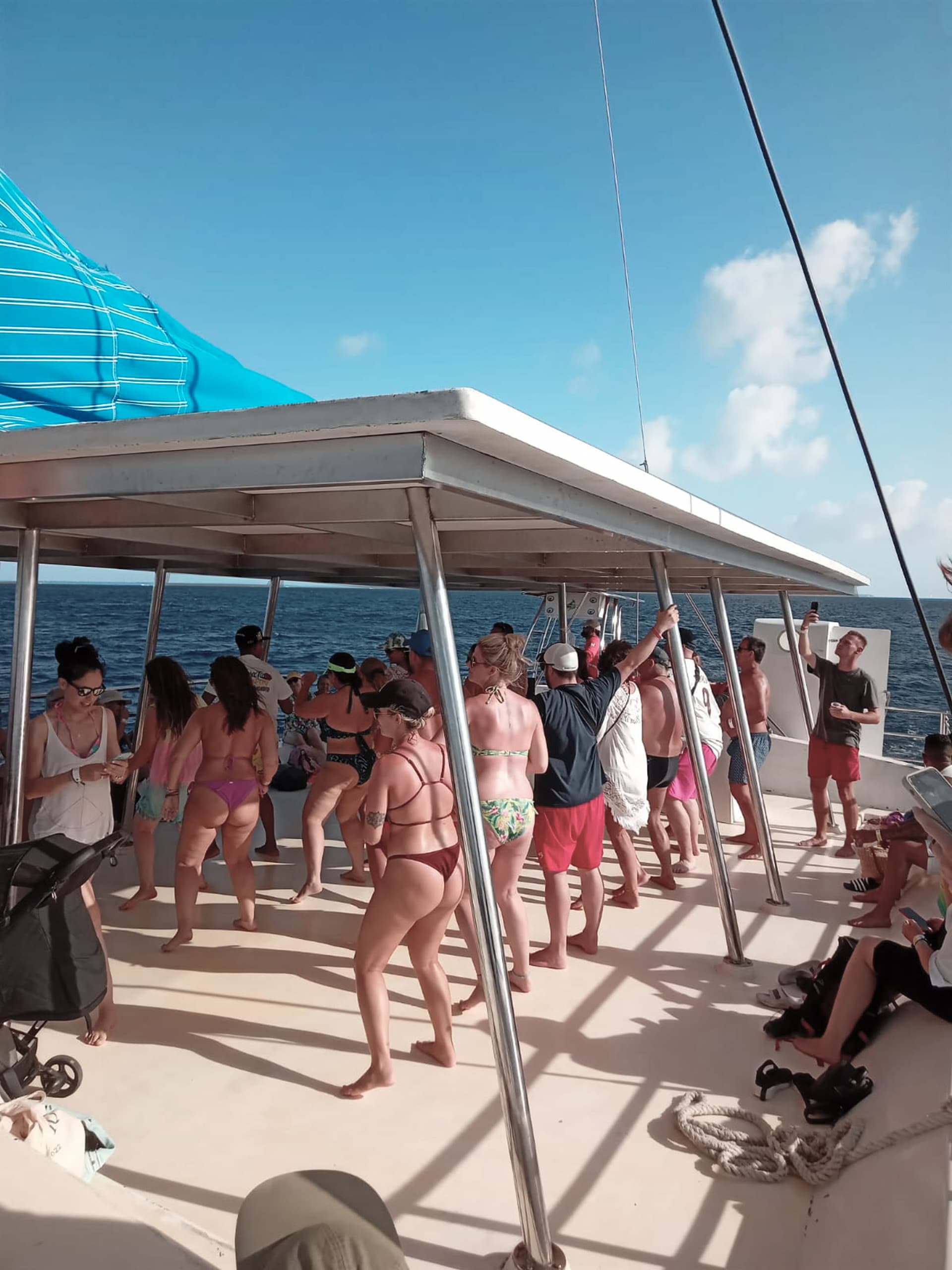 gente bailando en el catamaran a la isla saona gente bailando en el catamaran a la isla saona