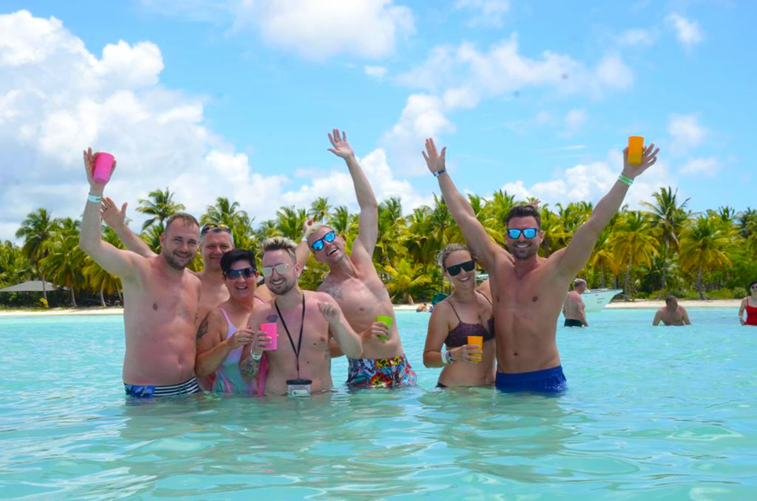grupo feliz en piscina natural excursión con catamaran