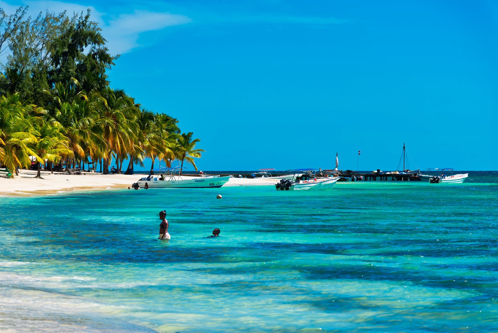 botes en la playa de mano juan isla saona