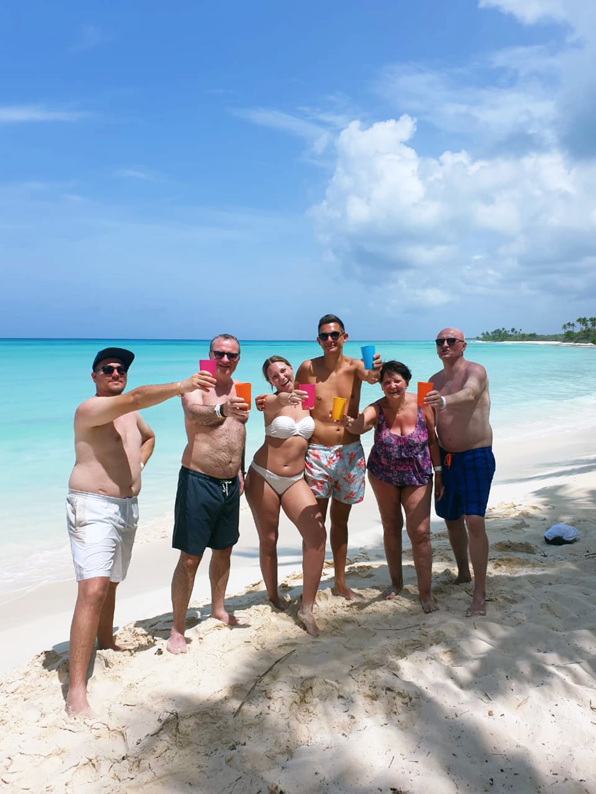 clientes felices del crucero en la isla saona clientes felices del crucero en la isla saona