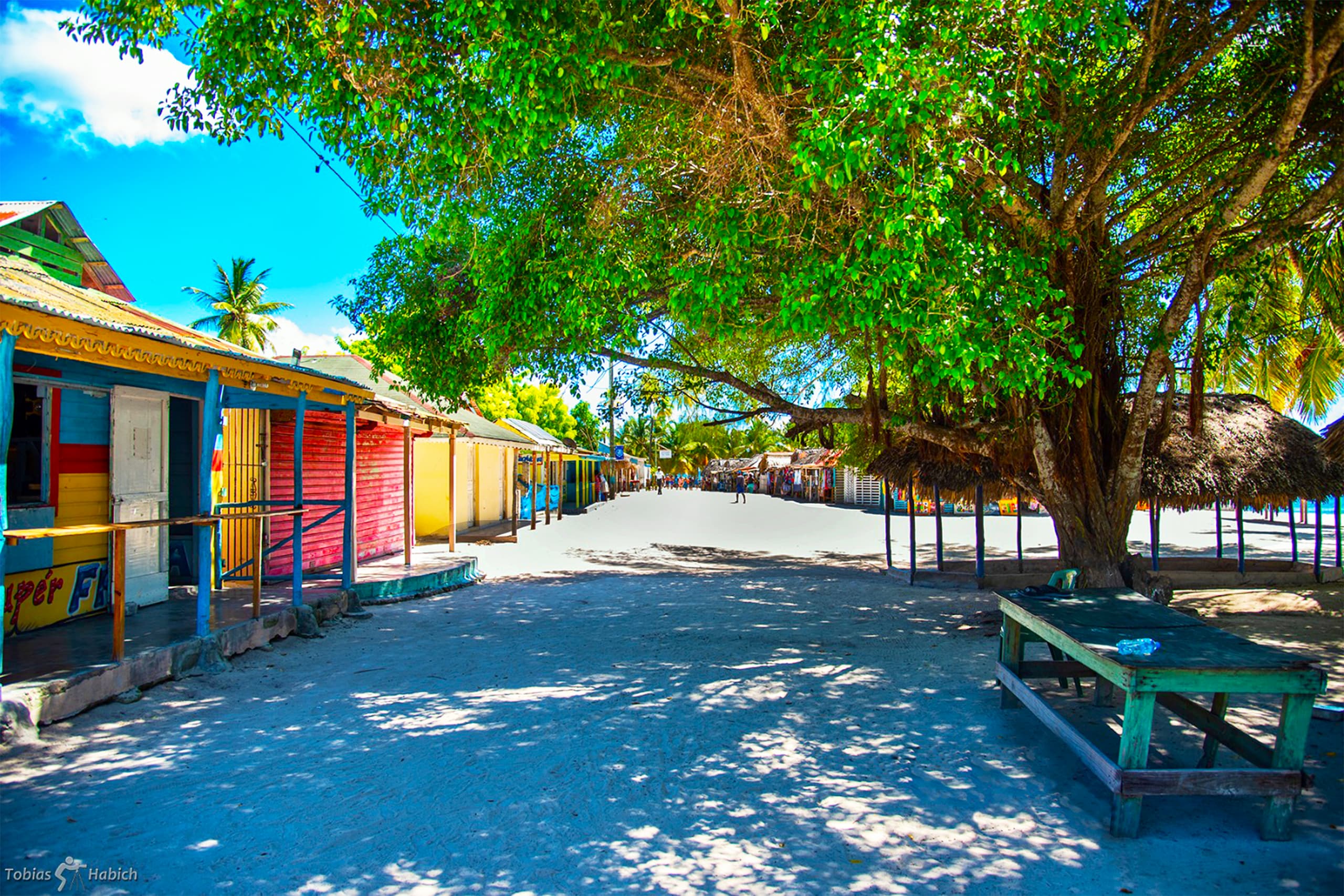 lindo pueblo mano juan en la isla saona