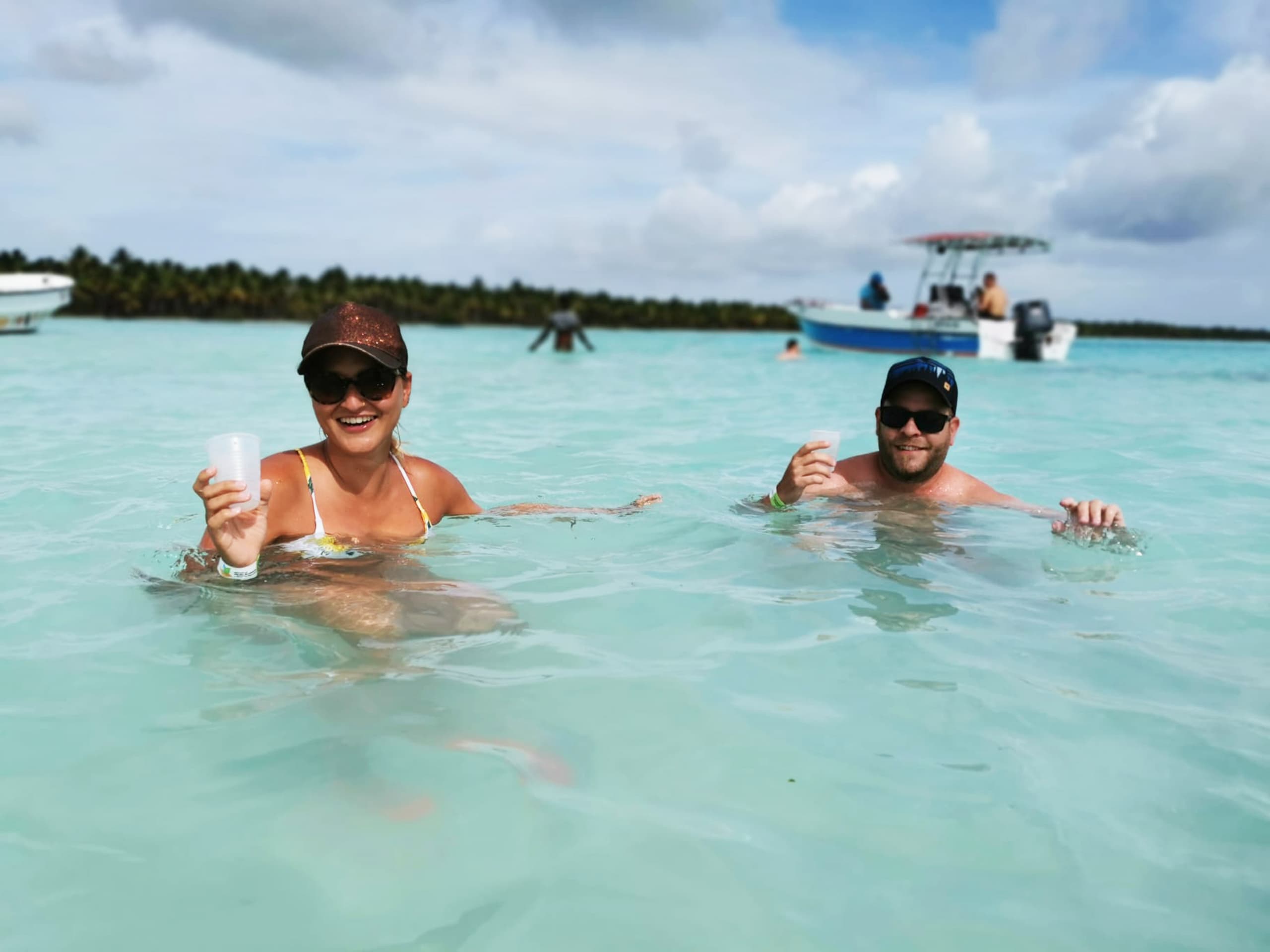 pareja feliz en piscina natural isla saona