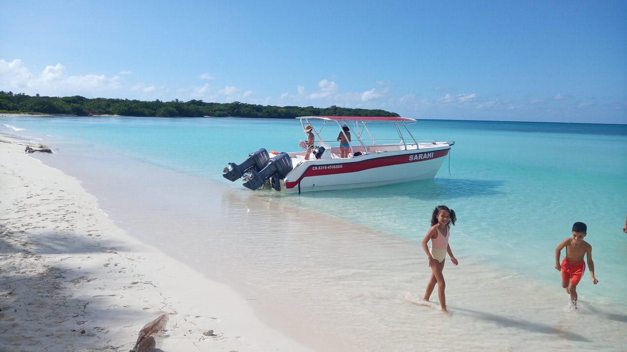 familia en la bonita playa de isla saona