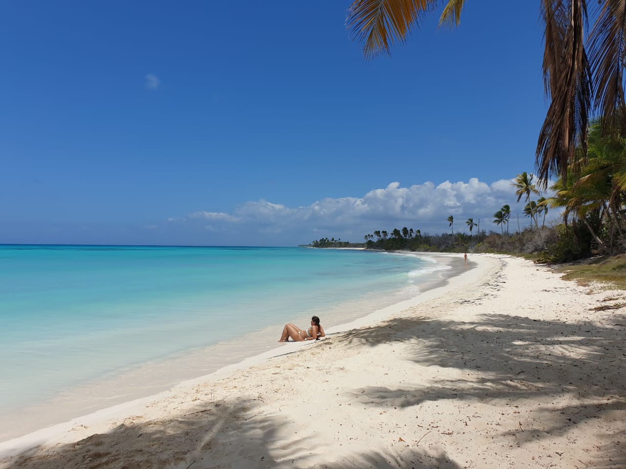 persona relajando en la playa el toro isla saona